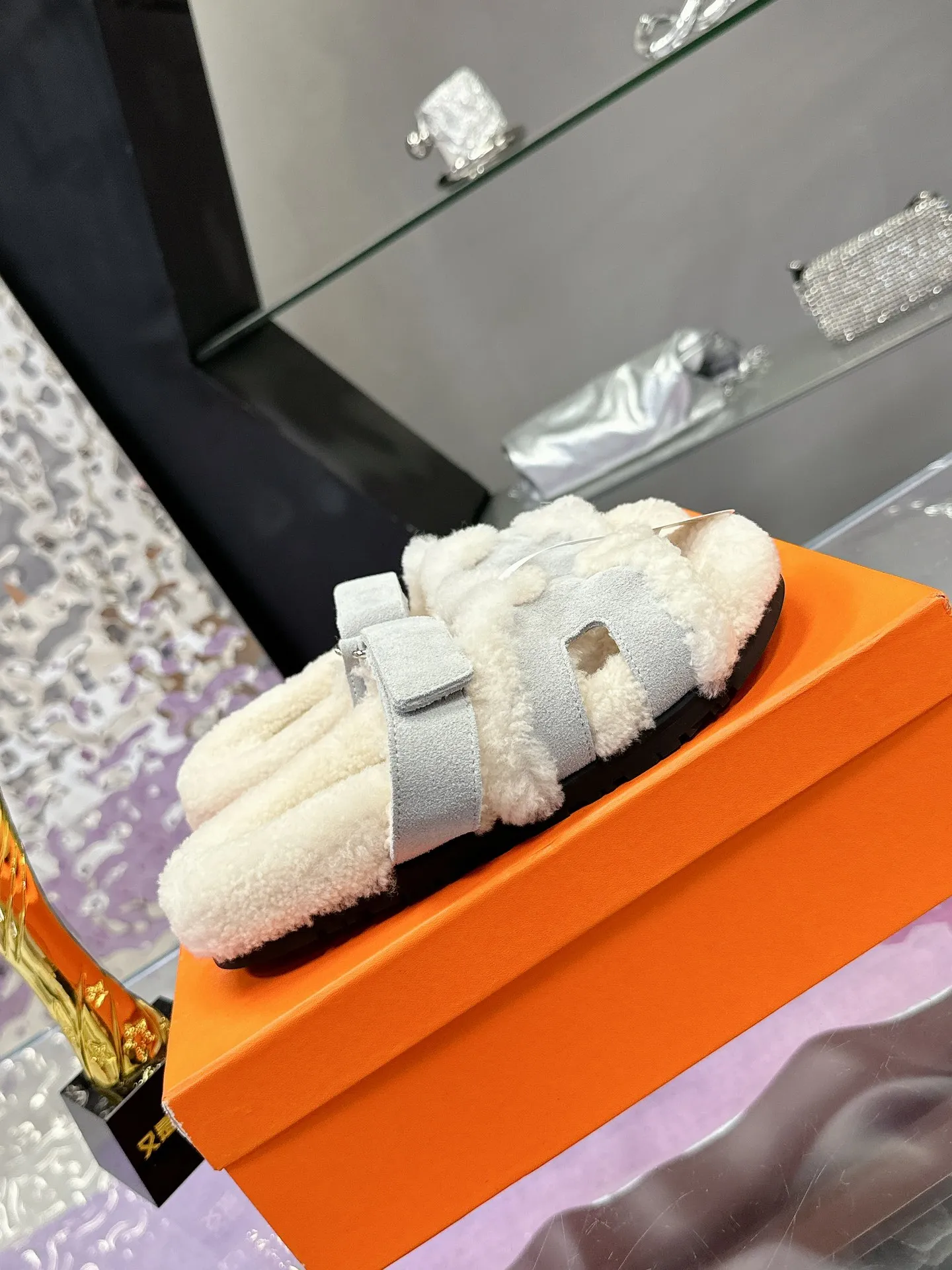 Factory price: 500💰 HERMES💗Ai Ma’s classic hot style second uncle🐑wool mop🆕 is coming. A must-have item for autumn and winter ✅ Versatile and fashionable at home and out on the street 🍀The colors are extremely colorful! Walking Tuscany! T men's shoes 💰R non-slip outsole super light ️ super comfortable on the feet without any binding feeling I can't stop drinking coffee ☕ my second uncle's slippers I can't take off Size number: 35-40 (41 made to order, non-refundable)